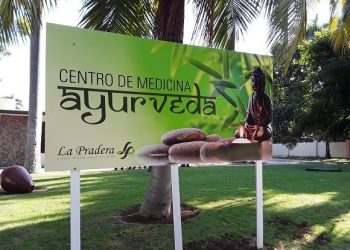 Entrada del primer centro de medicina ayurveda en Cuba, inaugurado en el Centro Internacional de Salud "La Pradera". Foto: María del Carmen Ramón / Cubadebate.