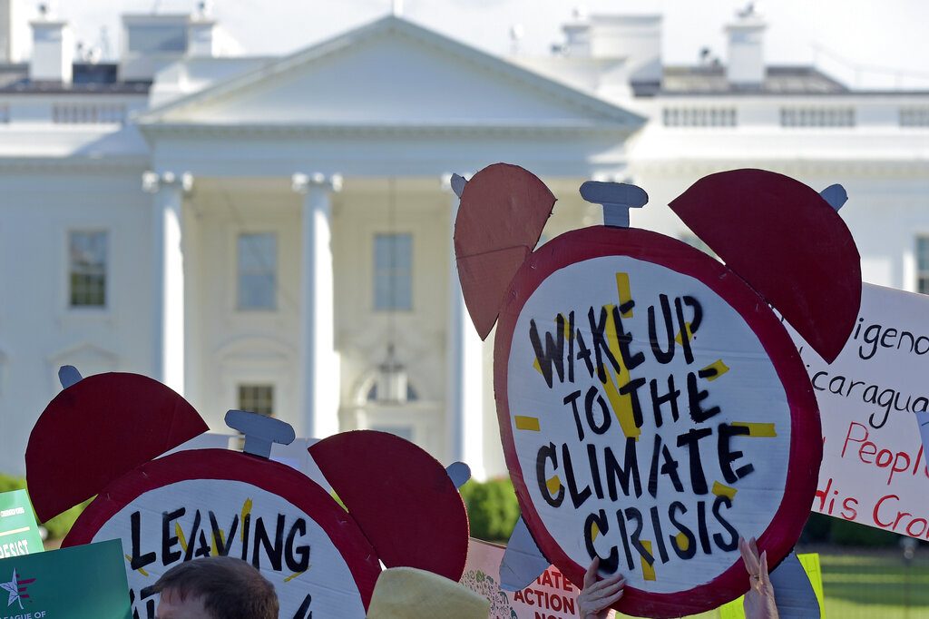 En esta imagen del 1 de junio de 2017, manifestantes reunidos ante la Casa Blanca protestan por la decisión del presidente de Estados Unidos, Donald Trump, de retirar al país del Acuerdo Climático de París. Foto: Susan Walsh / AP / Archivo.