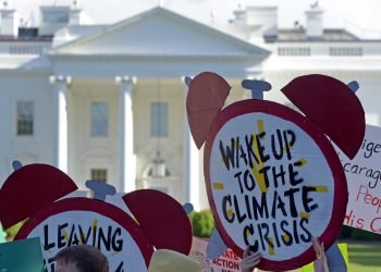 En esta imagen del 1 de junio de 2017, manifestantes reunidos ante la Casa Blanca protestan por la decisión del presidente de Estados Unidos, Donald Trump, de retirar al país del Acuerdo Climático de París. Foto: Susan Walsh / AP / Archivo.