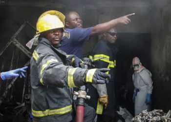 La escena tras estrellarse el avión en  Goma, Congo, el 24 de noviembre del 2019. (AP Photo/Justin Kabumba)