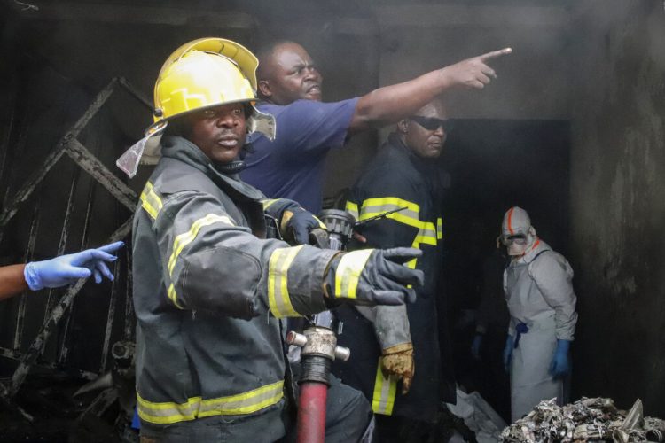 La escena tras estrellarse el avión en  Goma, Congo, el 24 de noviembre del 2019. (AP Photo/Justin Kabumba)