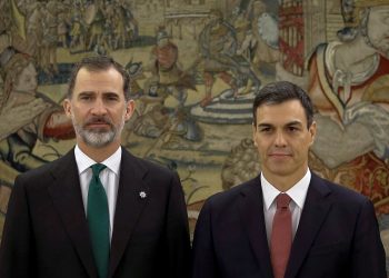 El rey Felipe VI y el presidente en funciones, líder del PSOE, Pedro Sánchez. Foto: emilio Naranjo/publico.es.