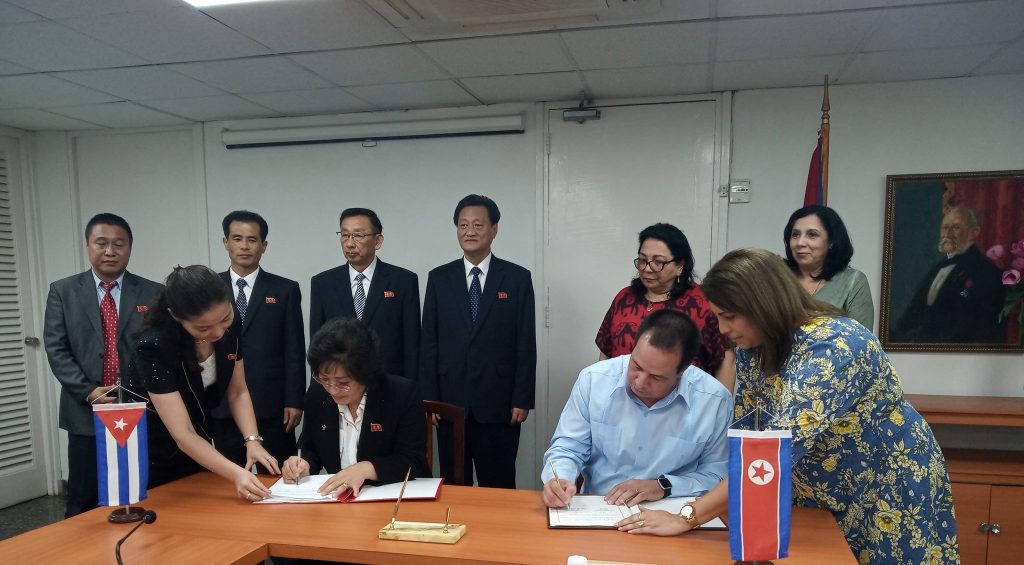 Ministros de salud de Corea del Norte, Oh Chun Bok, y de Cuba José Ángel Portal, firman memorando de entendimiento de cara a una futura cooperación. Foto: twitter.com/MINSAPCuba/