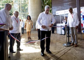 El presidente cubano Miguel Diaz-Canel corta el listón inaugural de la  Feria Internacional de La Habana Foto: Ismael Francisco/AP