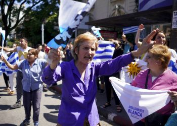 Seguidores de Luis Lacalle Pou, candidato presidencial del Partido Nacional, celebran en las calles de Montevideo, Uruguay, el jueves 28 de noviembre de 2019. Su rival, el oficialista Daniel Martínez reconoció el mismo jueves su derrota. (AP Foto/Matilde Campodónico)