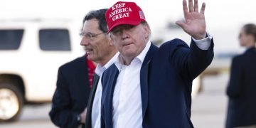 El presidente Donald Trump saluda mientras desciende del avión presidencial acompañado por el senador John Barraso, en el Aeropuerto Internacional de Palm Beach, el viernes 29 de noviembre de 2019, en West Palm Beach, Florida. Foto: Alex Brandon / AP.