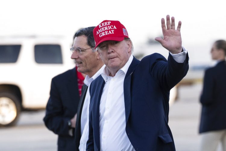 El presidente Donald Trump saluda mientras desciende del avión presidencial acompañado por el senador John Barraso, en el Aeropuerto Internacional de Palm Beach, el viernes 29 de noviembre de 2019, en West Palm Beach, Florida. Foto: Alex Brandon / AP.