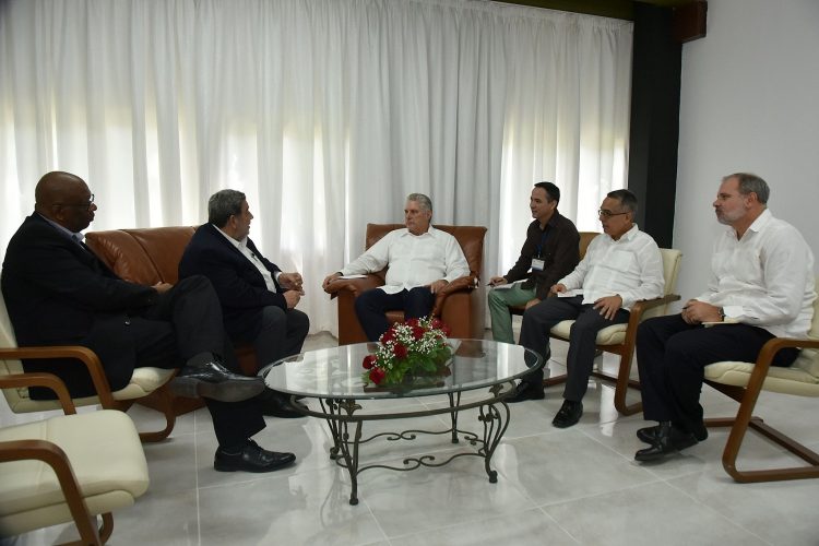 Presidente cubano Miguel Díaz-Canel recibió este domingo al primer ministro de San Vicente y las Granadinas, Ralph Gonsalves. Foto: @PresidenciaCuba