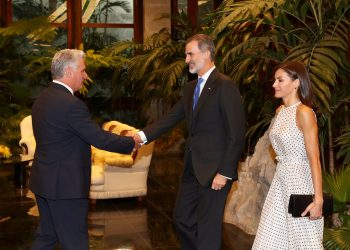 Presidente cubano Miguel Díaz-Canel recibe a los reyes de España Felipe VI y Letizia. Foto: twitter.com/CasaReal