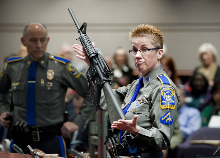 En esta foto de archivo, la detective Barbara Mattson de la policía estatal de Connecticut muestra un fusil AR-15 Bushmaster, el mismo modelo utilizado por Adam Lanza en la masacre de la escuela primaria de Sandy Hook, en Estados Unidos. Foto: Jessica Hill / AP / Archivo.