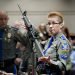 En esta foto de archivo, la detective Barbara Mattson de la policía estatal de Connecticut muestra un fusil AR-15 Bushmaster, el mismo modelo utilizado por Adam Lanza en la masacre de la escuela primaria de Sandy Hook, en Estados Unidos. Foto: Jessica Hill / AP / Archivo.