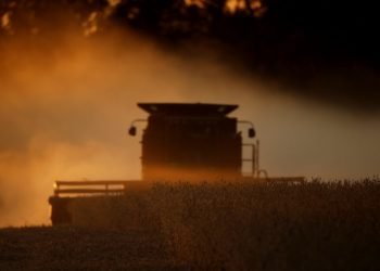 La economía de Estados Unidos registró un crecimiento de 2,1% en el tercer trimestre, levemente mayor que lo pronosticado, informó el Departamento de Comercio. Foto: Charlie Riedel/AP.