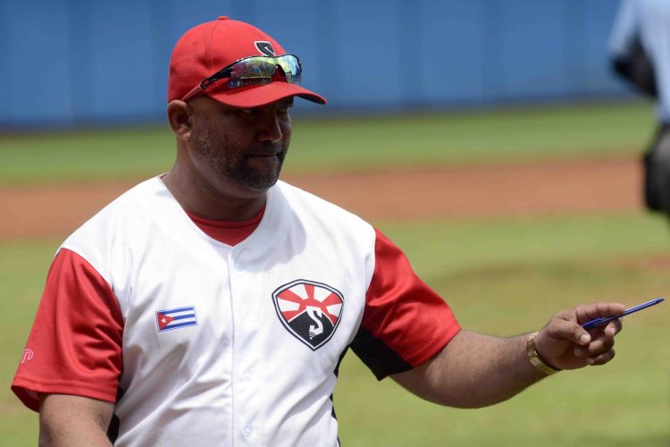 El mánager Eribero Rosales ha devuelto a Santiago de Cuba a los planes estelares del béisbol cubano. Foto: Miguel Rubiera / ACN.
