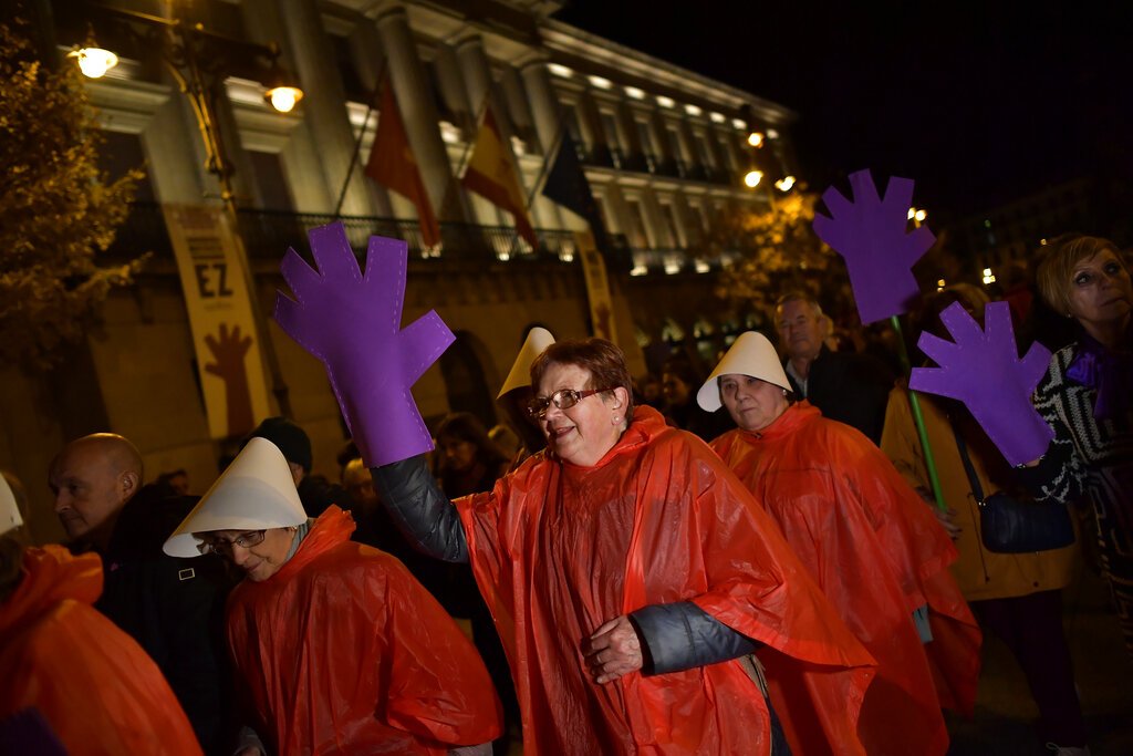 Mujeres se manifiestan contra la violencia de los hombres hacia las mujeres en Pamplona, España, el lunes 25 de noviembre de 2019, durante el Día Internacional de la Eliminación de la Violencia contra la Mujer. Foto: Álvaro Barrientos/AP