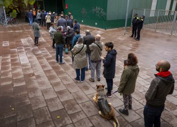 Cola para votar ante un colegio electoral para las elecciones generales españolas, en Barcelona, España, el domingo 10 de noviembre de 2019. Foto: AP /Emilio Morenatti.