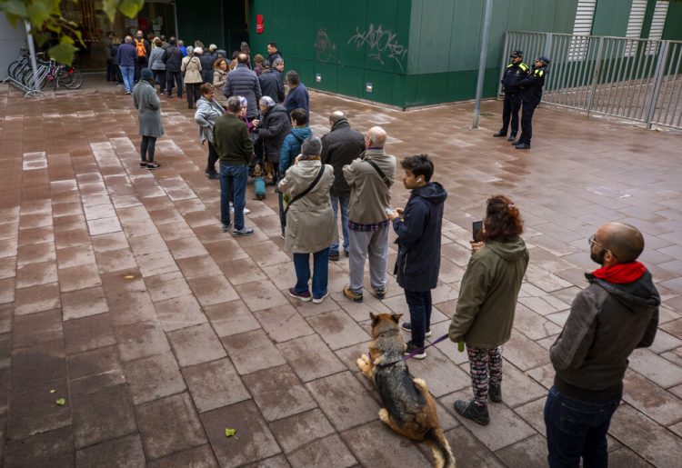 Cola para votar ante un colegio electoral para las elecciones generales españolas, en Barcelona, España, el domingo 10 de noviembre de 2019. Foto: AP /Emilio Morenatti.