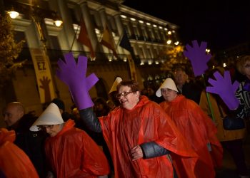 Mujeres se manifiestan contra la violencia de los hombres hacia las mujeres en Pamplona, España, el lunes 25 de noviembre de 2019, durante el Día Internacional de la Eliminación de la Violencia contra la Mujer. Foto: Álvaro Barrientos/AP