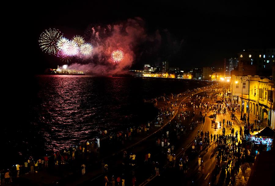 Miles de personas observan en la noche de este viernes el lanzamiento de los fuegos artificiales con motivo de la celebración de los 500 años de la fundación de La Habana (Cuba). Foto: EFE/Ernesto Mastrascusa