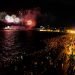 Miles de personas observan en la noche de este viernes el lanzamiento de los fuegos artificiales con motivo de la celebración de los 500 años de la fundación de La Habana (Cuba). Foto: EFE/Ernesto Mastrascusa
