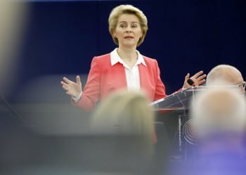 La nueva presidenta de la Comisión Europea, Ursula von der Leyen, ofrece un discurso ante el Parlamento Europeo, el 27 de noviembre de 2019 en Estrasburgo, Francia. (AP Foto/Jean-Francois Badias)