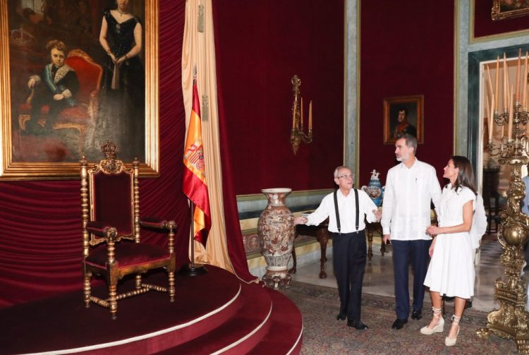 Eusebio Leal muestra a los reyes de España el trono intocado del Palacio de los Capitanes Generales. Foto: EFE/Archivo