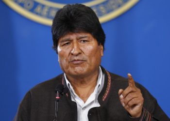 El presidente de Bolivia, Evo Morales, habla durante una conferencia de prensa en el aeropuerto militar de El Alto, Bolivia, el sábado 9 de noviembre de 2019. (Foto AP/Juan Karita)
