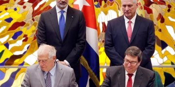 Los cancilleres, de España, Josep Borrell (delante.i), y el de Cuba, Bruno Rodríguez (delante-d), firman un acuerdo junto al rey de España, Felipe VI (i), y el presidente de Cuba, Miguel Díaz-Canel (d), este martes, en La Habana (Cuba). Foto: EFE/ Ernesto Mastrascusa