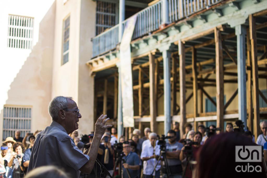 El historiador de La Habana, Dr. Eusebio Leal (c), habla a la prensa en el Convento de Santa Clara, el lunes 4 de noviembre de 2019. Foto: Otmaro Rodríguez.