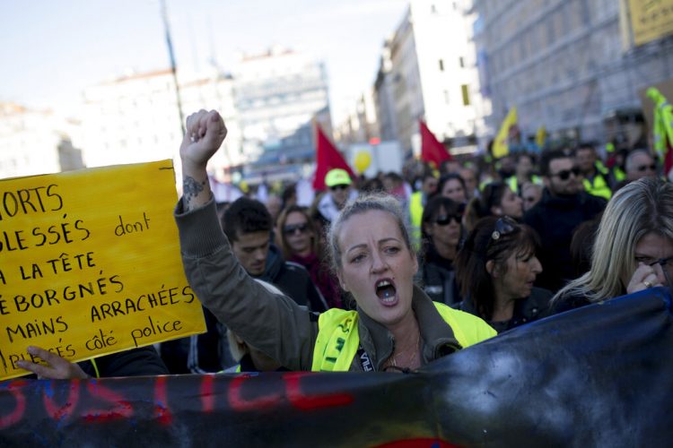 Una manifestante grita consignas durante una manifestación de los chalecos amarillo en conmemoración del primer año del movimiento en Marsella, sur de Francia, el sábado 16 de noviembre del 2019. (AP Foto/Daniel Cole)