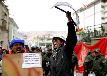 Opositores al expresidente boliviano Evo Morales frente al palacio presidencial en La Paz, Bolivia, el lunes 11 de noviembre de 2019. Foto: Natacha Pisarenko / AP.