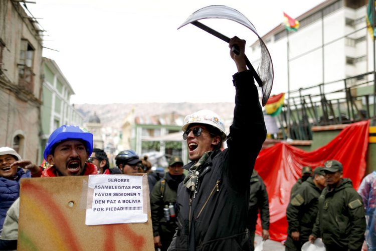 Opositores al expresidente boliviano Evo Morales frente al palacio presidencial en La Paz, Bolivia, el lunes 11 de noviembre de 2019. Foto: Natacha Pisarenko / AP.