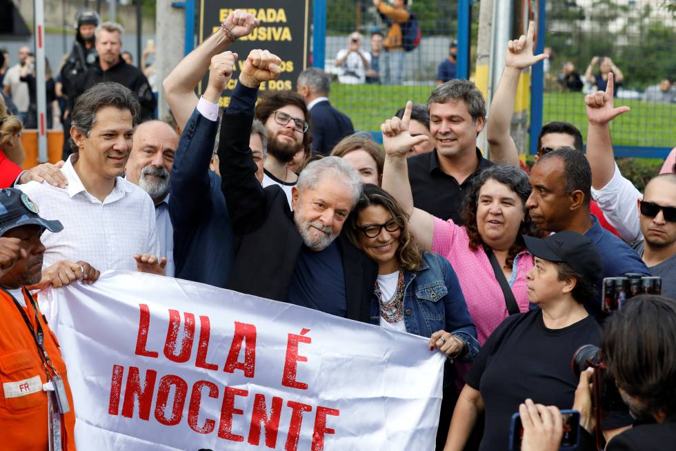 El expresidente de Brasil, Lula da Silva a su salida de prisión. Foto: El País