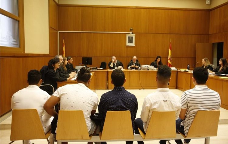 Cinco de los acusados, este martes en la Audiencia de Barcelona. Foto: elperiodico.com