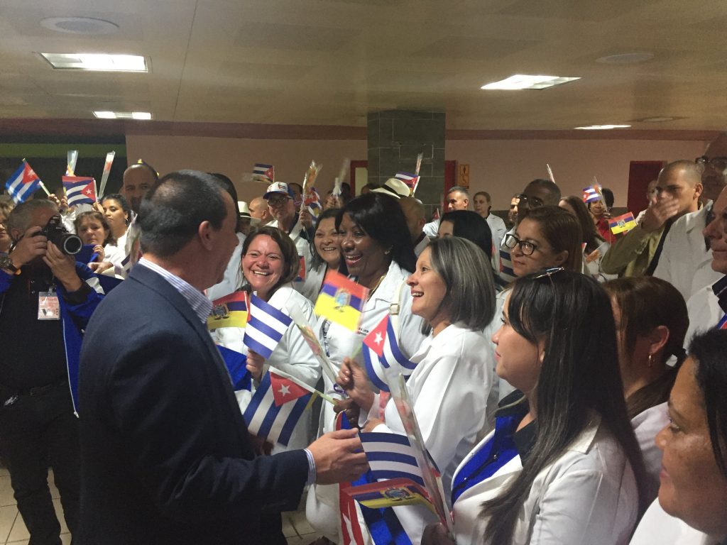 El ministro de Salud Pública de Cuba, José Ángel Portal, recibe a un grupo de médicos cubanos que trabajaban en Ecuador, tras el cierre de los convenios de colaboración entre los dos países. Foto: @MINSAPCuba / Twitter.
