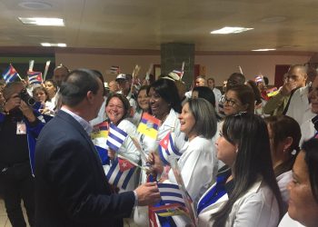 El ministro de Salud Pública de Cuba, José Ángel Portal, recibe a un grupo de médicos cubanos que trabajaban en Ecuador, tras el cierre de los convenios de colaboración entre los dos países. Foto: @MINSAPCuba / Twitter.