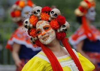 Miembros de una coreografía participan en el desfile del Día de Muertos en la Ciudad de México, el sábado 2 de noviembre de 2019. (AP Foto/Ginnette Riquelme)