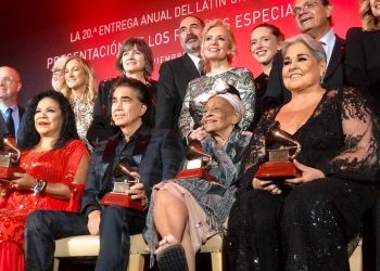 Omara Portuondo (2-d, abajo) junto a otros artistas laureados con el Premio a la Excelencia Musical de la Academia Latina de la Grabación, en Las Vegas, EE.UU., el 13 de noviembre de 2019. Foto: Perfil de Facebook de Omara Portuondo.
