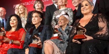 Omara Portuondo (2-d, abajo) junto a otros artistas laureados con el Premio a la Excelencia Musical de la Academia Latina de la Grabación, en Las Vegas, EE.UU., el 13 de noviembre de 2019. Foto: Perfil de Facebook de Omara Portuondo.