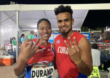 La multicampeona paralímpica cubana Omara Durand celebra junto a su guía Yunior Kindelán, tras obtener su tercera medalla de oro en el Campeonato Mundial de Paratletismo de Dubai, Emiratos Árabes Unidos, el martes 12 de noviembre de 2019. Foto: @ParaAthletics / Twitter.