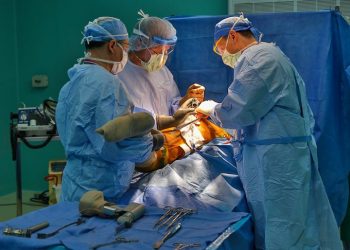 Médicos estadounidenses de la organización humanitaria Operation Walk realizan una operación para colocar un implante ortopédico en el hospital "Fructuoso Rodríguez" de La Habana. Foto: Irene Pérez / Cubadebate.