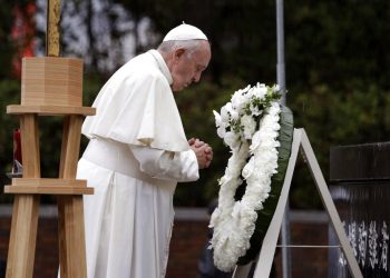 El papa Francisco reza después de colocar una ofrenda floral en el Parque del Hipocentro de la Bomba Atómica en Nagasaki, Japón, el domingo 24 de noviembre de 2019. (AP Foto/Gregorio Borgia)