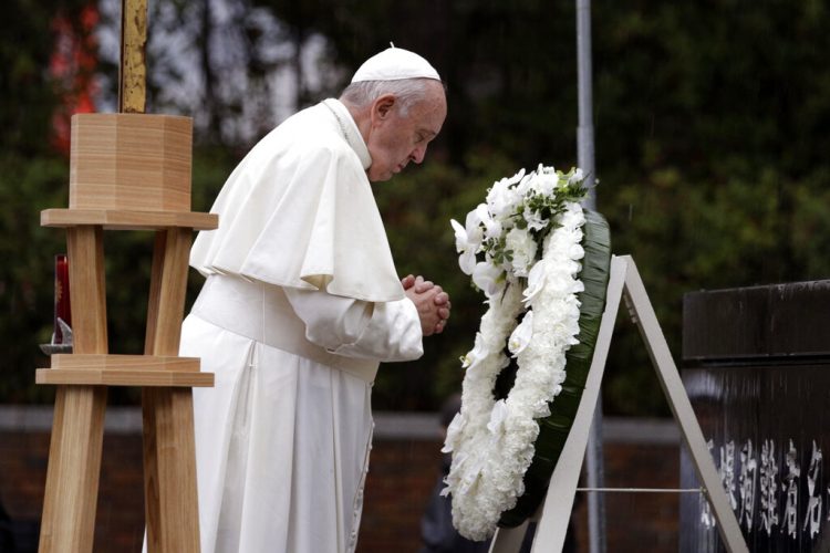 El papa Francisco reza después de colocar una ofrenda floral en el Parque del Hipocentro de la Bomba Atómica en Nagasaki, Japón, el domingo 24 de noviembre de 2019. (AP Foto/Gregorio Borgia)