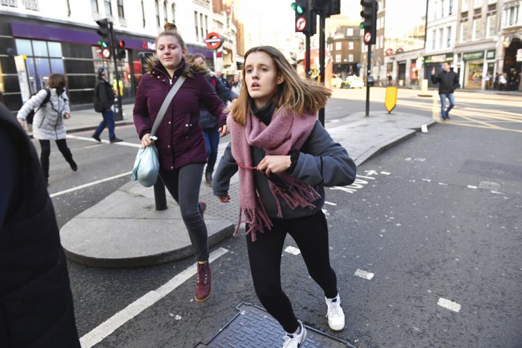La gente se apresura para evacuar el Puente de Londres después de un incidente, el viernes 29 de noviembre de 2019. Foto: Dominic Lipinski/ AP.