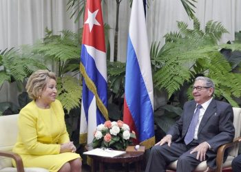 El expresidente cubano y líder del Partido Comunista de la Isla, Raúl Castro, conversa con la presidenta del Senado de Rusia, Valentina Matvienko, en La Habana, el 16 de noviembre de 2019. Foto: @PresidenciaCuba / Twitter.
