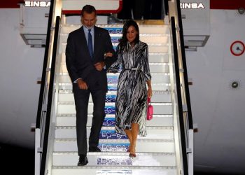 El Rey Felipe VI y la Reina Letizia a su llegada esta noche al aeropuerto Internacional José Martí en La Habana, donde inician un viaje oficial de cuatro días a Cuba, y que se enmarca en la conmemoración de los 500 años de la fundación de La Habana. Foto: Juan Carlos Hidalgo / EFE.