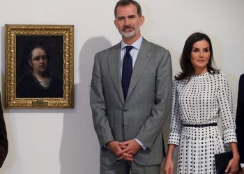 Los reyes de España, Felipe VI y Letizia, posan delante del Autorretrato de Goya, durante la visita realizada al Museo de Bellas Artes en La Habana. Foto: Juan Carlos Hidalgo / EFE.