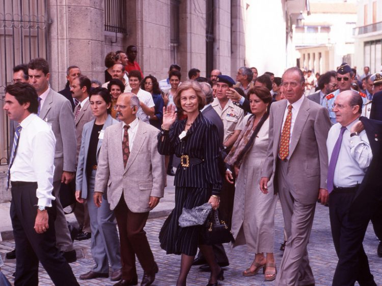 Los reyes de España Juan Carlos I (2-d) y Sofía (c), paseando por La Habana en 1999. A la izquierda, el entonces presidente del gobierno español José María Aznar. Foto: revistavanityfair.es