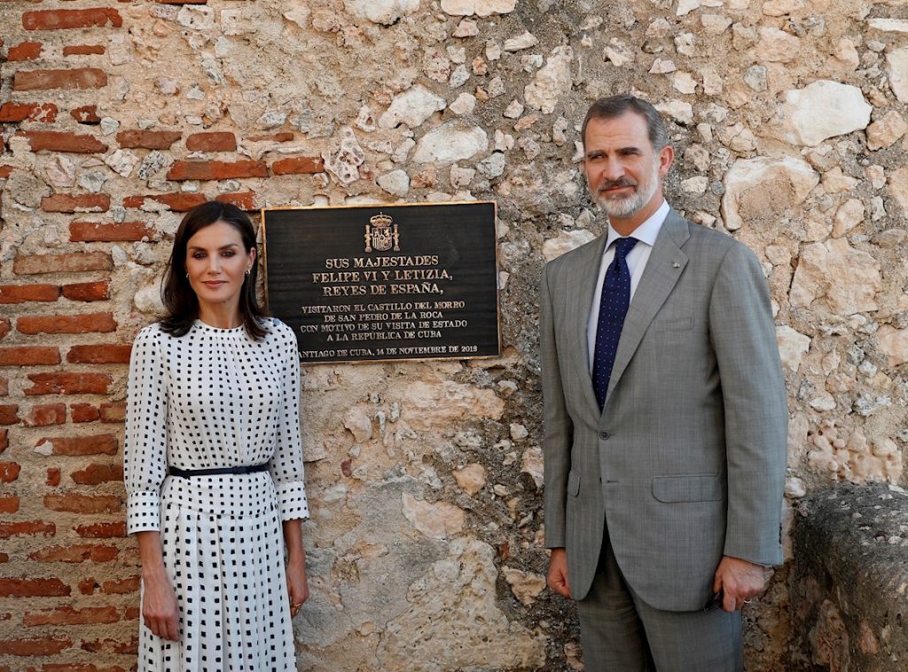 El Rey Felipe y la Reina Letizia posan para una foto junto a la placa expuesta en honor a su visita en el Castillo San Pedro de la Roca del Morro, el jueves 14 de noviembre del 2019, en Santiago de Cuba. Foto: Yander Zamora/POOL/EFE.