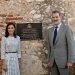 El Rey Felipe y la Reina Letizia posan para una foto junto a la placa expuesta en honor a su visita en el Castillo San Pedro de la Roca del Morro, el jueves 14 de noviembre del 2019, en Santiago de Cuba. Foto: Yander Zamora/POOL/EFE.