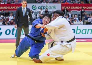 La cubana Idañys Ortiz (d) y la japonesa Akira Sone, en la final de los + 78 kg del Grand Slam de Osaka, Japón, ganada por Sone, el 24 de noviembre de 2019. Foto: @Judo / Twitter.